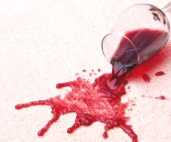 Jak odstranit skvrnu červeného vína