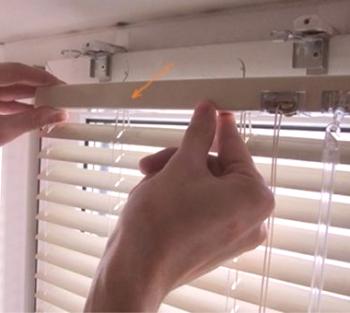 Jak odstranit žaluzie z okna pro mytí, aby nedošlo k rozbití držáku