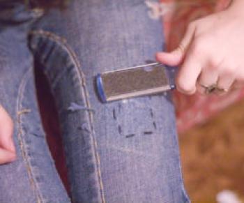 Jak udělat odření na džínách doma vlastníma rukama: jednoduché způsoby