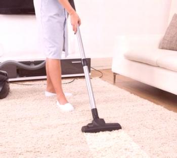 Jak a co vyčistit koberec od nečistot, zápachu a skvrn