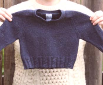 Jak natáhnout vlněný svetr, který se posadil po mytí a vrátil jej do své původní velikosti