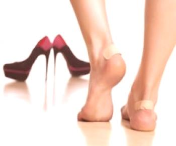 Boty otírají podpatky, co mají dělat: obuvnické tipy, jak správně natahovat boty, jak se vyhnout vzhledu kuřích