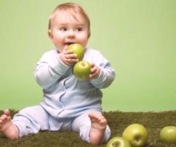 Jak si umýt jablko s dětským oblečením