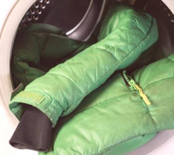 Jak prát sako na polstrovaném polyesteru: ruční praní, praní v pračce