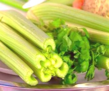 Jak čistit celer a zda to udělat?