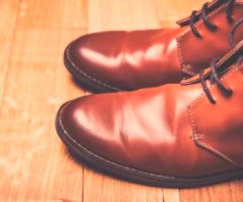 Jak vyhladit záhyby na kožených botách