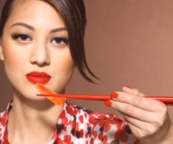 Jak držet hůlky pro sushi: fotografie a videa ve fázích