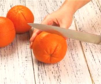 Rychle a bez stříkání se naučíte loupat pomeranč