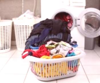 Jak určit hmotnost prádla pro praní v pračce