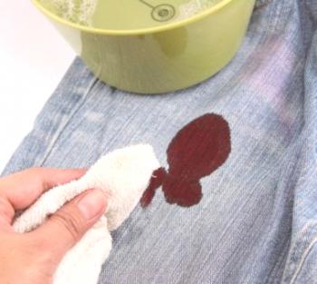 Jak umýt a odstranit krevní skvrny na džínách