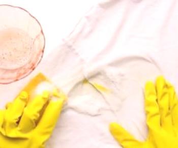 Jak odstranit žluté skvrny z bílého oblečení doma: od potu pod pažemi