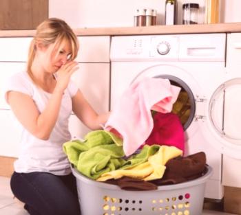 Jak se zbavit zatuchlého pachu oblečení: efektivní způsoby, využití lidových metod a používání domácích chemikálií