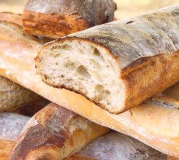 Jak změkčit stale chléb v mikrovlnné troubě nebo troubě za 1 minutu