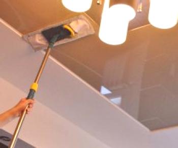 Jak umýt lesklý strop