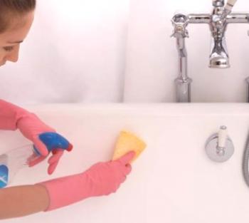 Jak a co čistit koupel žlutého květu doma